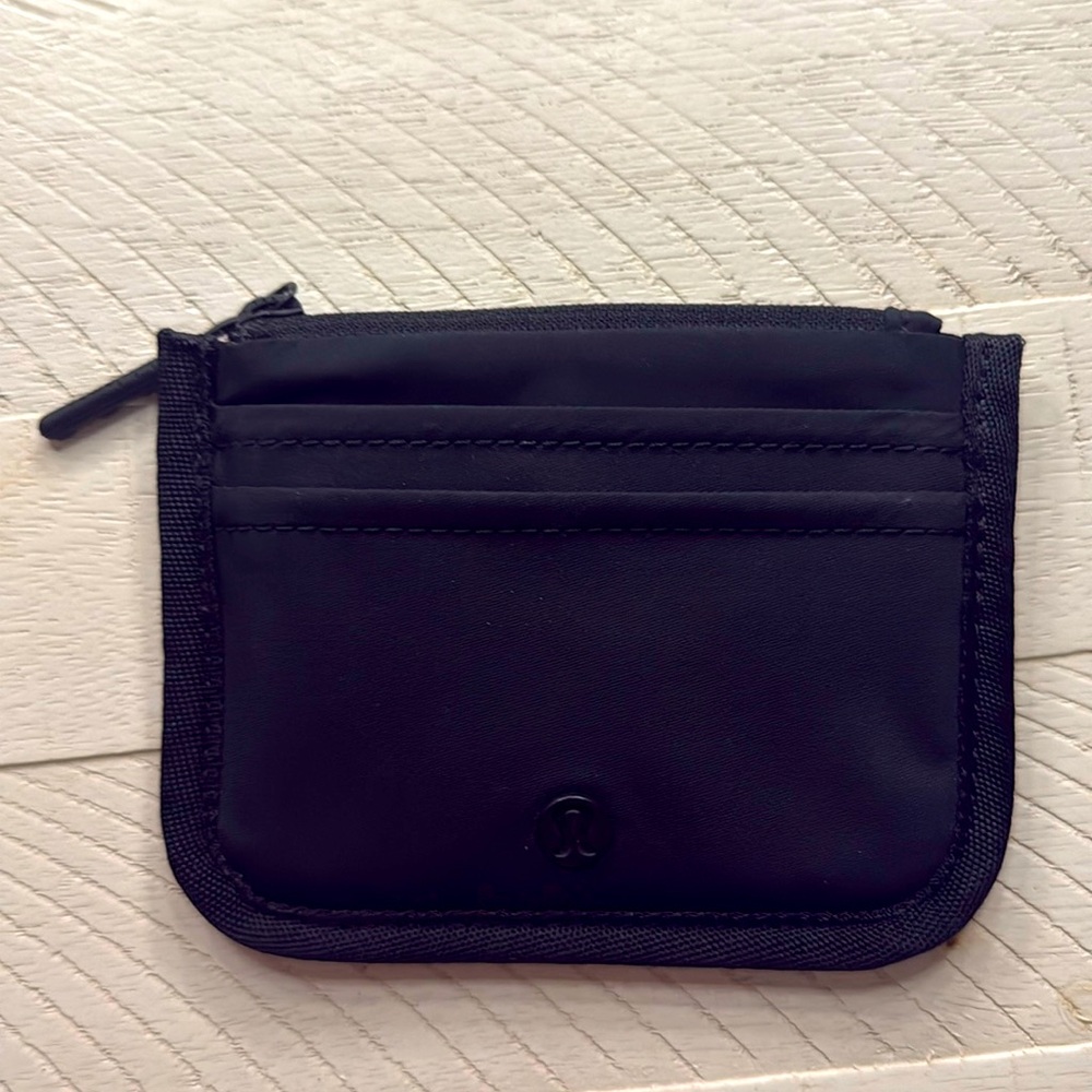LULULEMON WALLET ❤️🖤🤍 (true identity case)